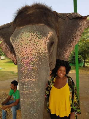 Edna prend la pose avec l'éléphant